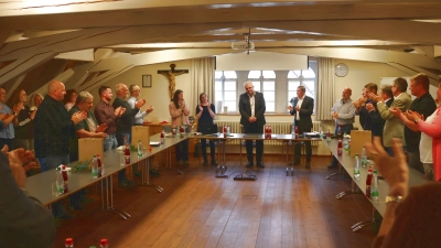 Mit stehendem langen Beifall wurde Bürgermeister Claus Seifert bei der letzten Ratssitzung im Bürgersaal des Rathauses verabschiedet. (Foto: Andreas Reum)