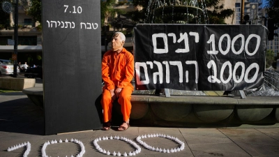 Demonstrant mit einer Maske, die den israelischen Ministerpräsidenten Benjamin Netanjahu darstellt, während einer Protestkundgebung 1000 Tage nach dem beispiellosen Hamas-Überfall auf Israel am 7. Oktober 2023.  (Foto: Ohad Zwigenberg/AP/dpa)
