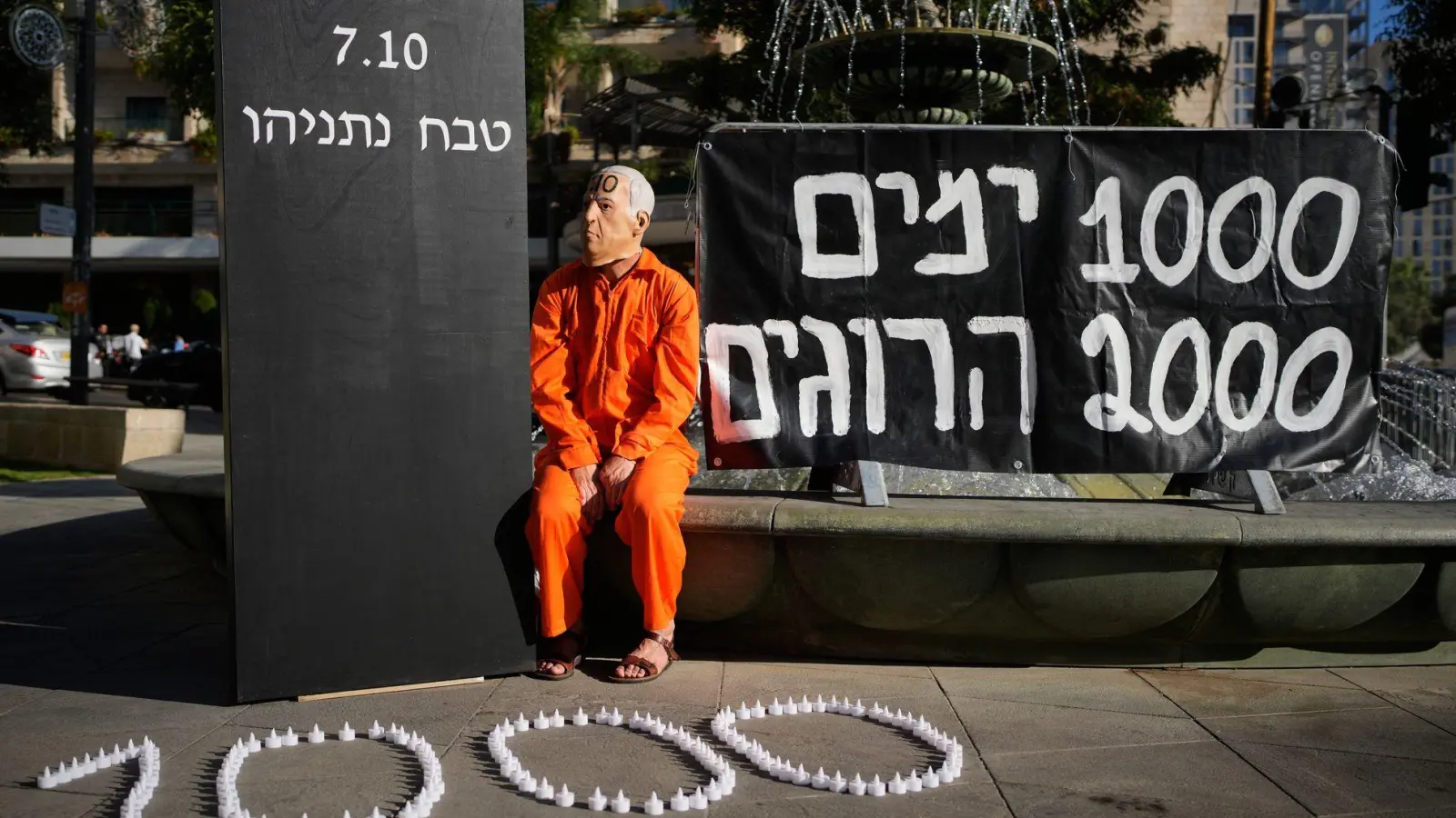 Demonstrant mit einer Maske, die den israelischen Ministerpräsidenten Benjamin Netanjahu darstellt, während einer Protestkundgebung 1000 Tage nach dem beispiellosen Hamas-Überfall auf Israel am 7. Oktober 2023.  (Foto: Ohad Zwigenberg/AP/dpa)