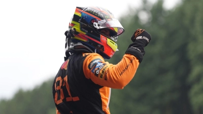 Oscar Piastri von McLaren feiert seinen Sieg. (Foto: Bradley Collyer/PA Wire/dpa)