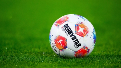 Ein Fußball liegt auf dem Rasen. (Symbolbild) (Foto: Tom Weller/dpa)