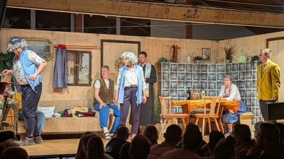 Wer bekommt den Jackpot im Geldkoffer des Lottoboten? Im Dreiakter „Tante Rosels Lottoschein“ geht es turbulent zu. (Foto: Friedrich Zinnecker)