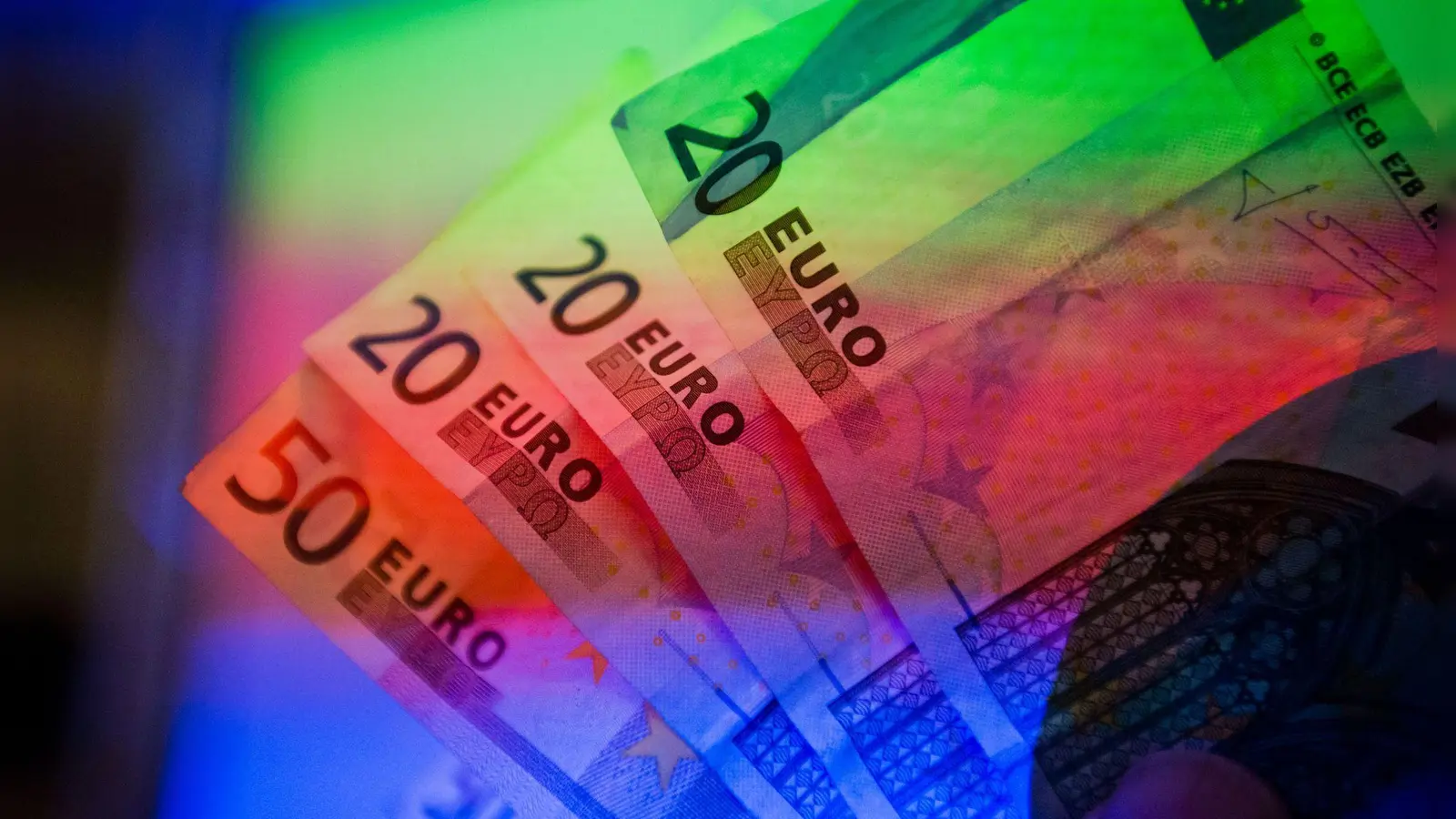 Nicht einfach nur ein Tauschmittel: Oft messen Menschen Geld deutlich mehr Bedeutung bei. (Foto: Frank Rumpenhorst/dpa/dpa-tmn)