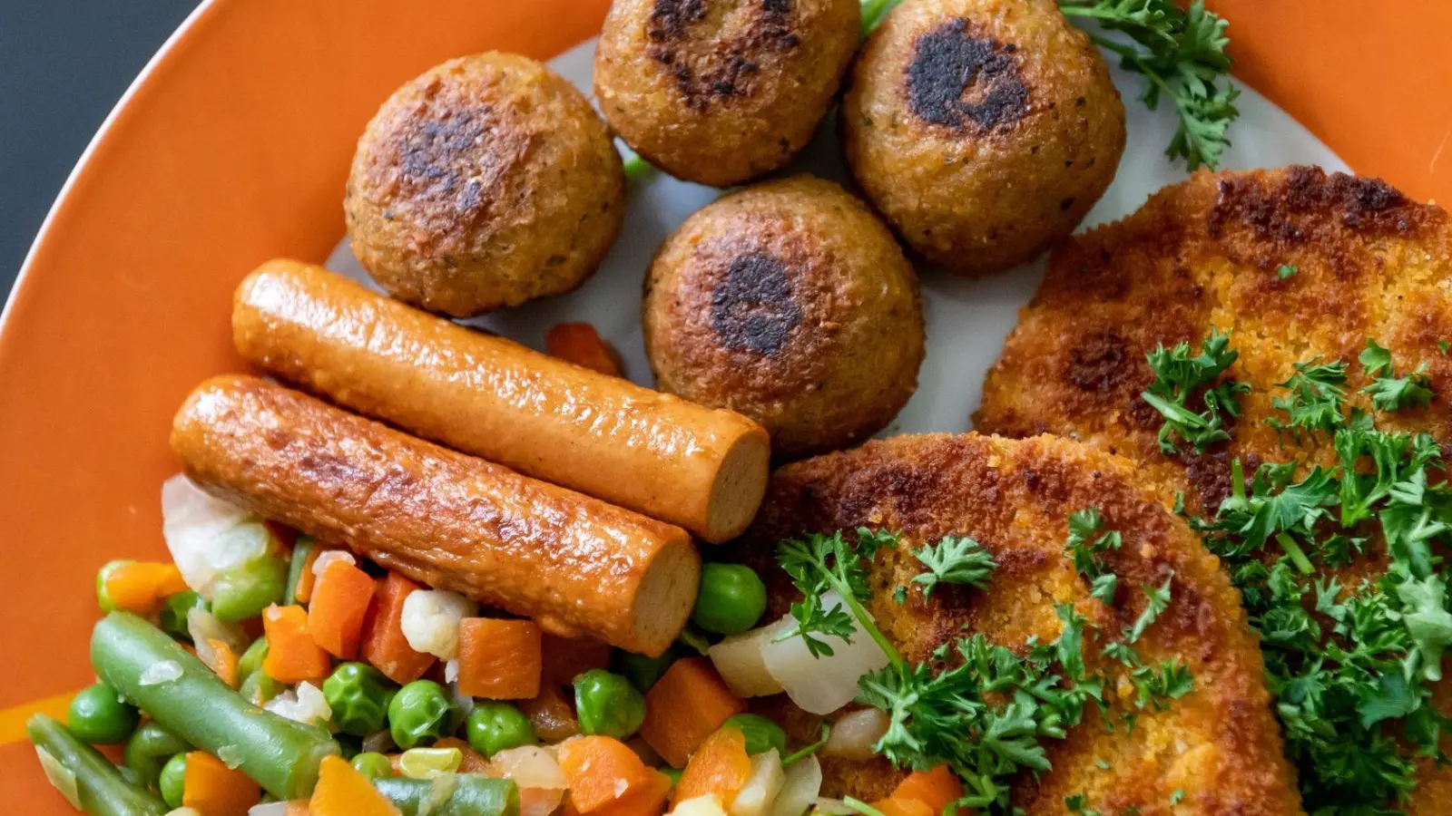 Schnitzel, Würstchen, Hackbällchen: All das gibt&#39;s mittlerweile auch als vegane Variante. (Foto: Silas Stein/dpa/dpa-tmn)