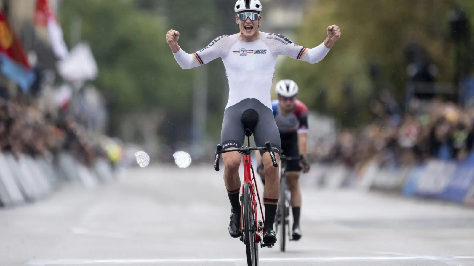 Radsport: Weltmeisterschaft, U23: Der neue Weltmeister Niklas Behrens aus Deutschland jubelt beim Überqueren der Ziellinie. (Foto: Ennio Leanza/KEYSTONE/dpa)