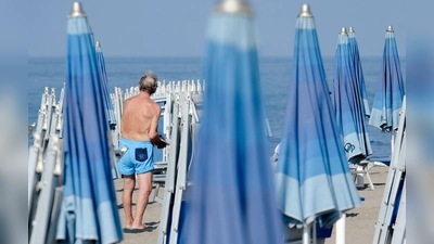 Nach fast einem halben Jahrhundert musste ein italienisches Rentnerpaar seinen Stammplatz am Meer räumen. (Illustration) (Foto: Mauro Scrobogna/LaPresse via ZUMA Press/dpa)