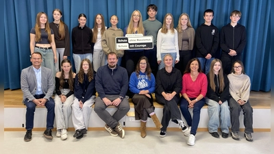 Die Schülerinnen und Schüler der Projektgruppe „Schule ohne Rassismus – Schule mit Courage” mit dem Schulleiter Thilo Lüftl (vorne links), Netzwerk-Koordinator Christian Löbel (vorne, Vierter von links), daneben Julia Friedlein von den Ansbach Grizzlies, sowie Lena Schubert und Kathrin Spielberger, die für die Projektgruppe verantwortlich sind. (Foto: Lisa-Maria Liebing)
