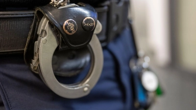 Die Polizei stellt die Tatwaffe in der Wohnung des 66-Jährigen sicher. (Symbolbild) (Foto: Peter Kneffel/dpa)