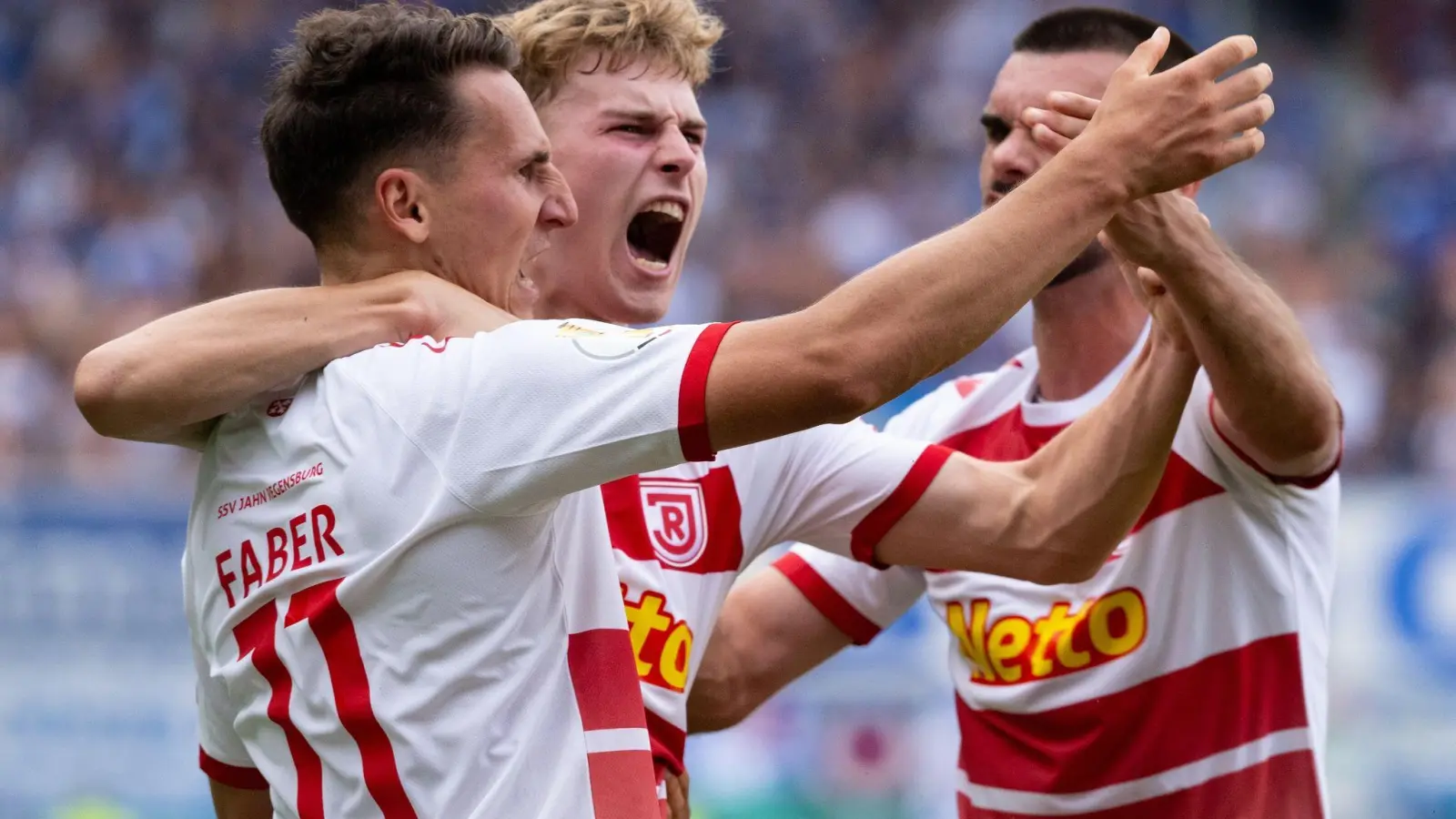 Konrad Faber (l-r), Torschütze Dominik Kother und Rasim Bulic von Regensburg jubeln über das Tor zum 1:2. (Foto: Sven Hoppe/dpa)