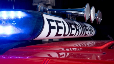 Mit einer Drehleiter retteten die Feuerwehrleute mehrere Menschen aus dem Mehrfamilienhaus. (Symbolbild) (Foto: Niklas Treppner/dpa)