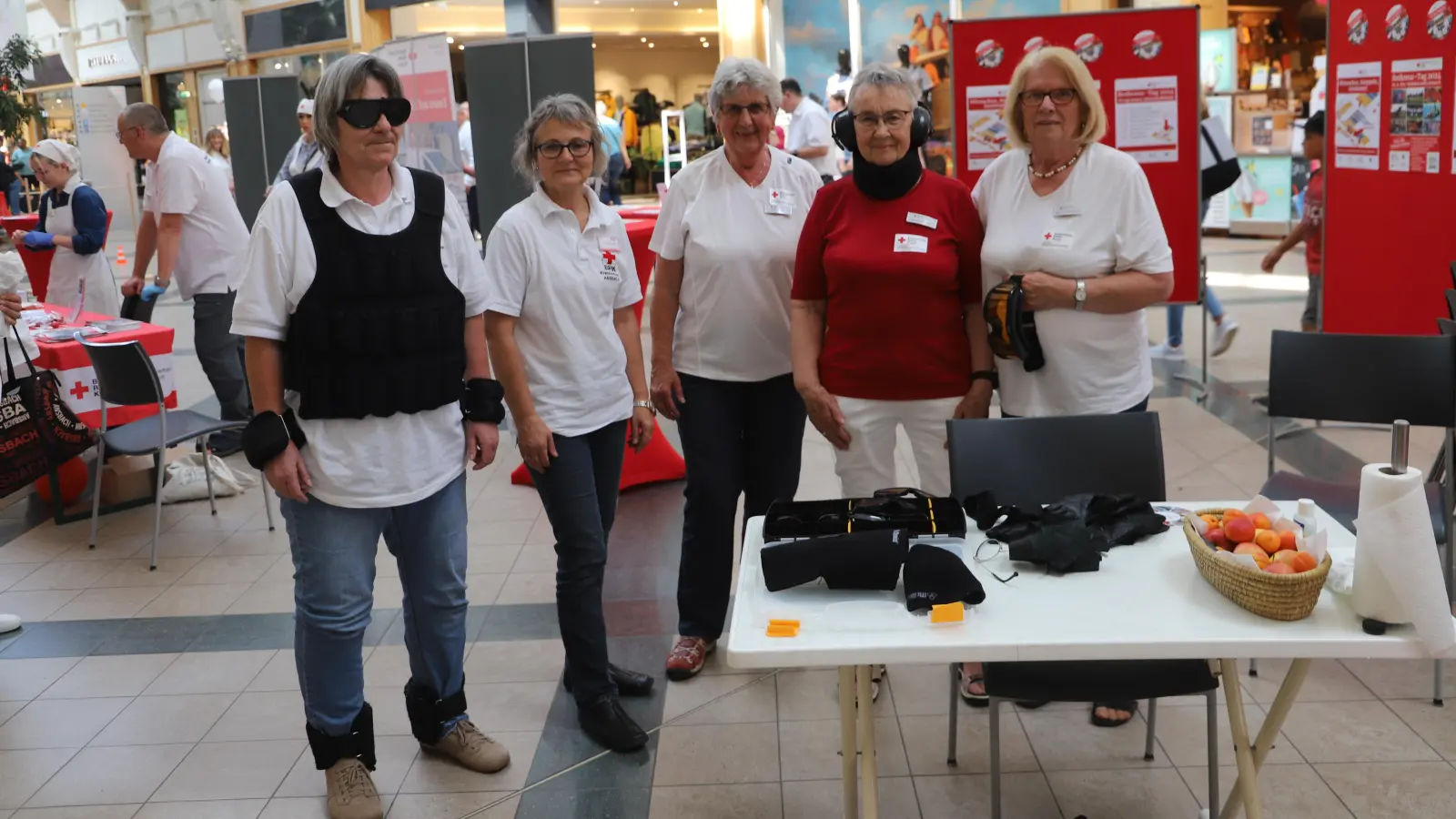 Die Elemente des Alterssimulations­anzugs bilden Beschwernisse für Senioren nach. Ruth Pürkhauer, Karin Luff, Gerda Kusche, Anneliese Schneider und Renate Schwarzfischer führen ihn vor (von links).  (Foto: Oliver Herbst)