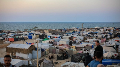 Israel möchte hunderttausende Palästinenser aus der Zeltstadt von Al-Mawasi in ein neu zu errichtendes Lager verlegen. (Archivbild)  (Foto: Rizek Abdeljawad/XinHua/dpa)