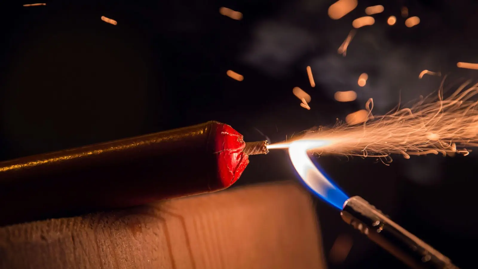Der gefundene Knaller explodierte in dem Ansbacher Ortsteil sofort nach dem Anzünden. So schildert es die Polizei. (Symbolbild: Lino Mirgeler/dpa)
