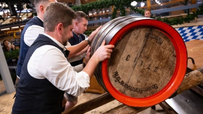 Bier ist in Bayern eine begehrte Ware. Das musste jüngste die Landjugend in Leutershausen schmerzlich erfahren. (Die Personen auf dem Foto haben mit dem Fall in Leutershausen nichts zu tun.) (Symbolbild: Sven Hoppe/dpa)