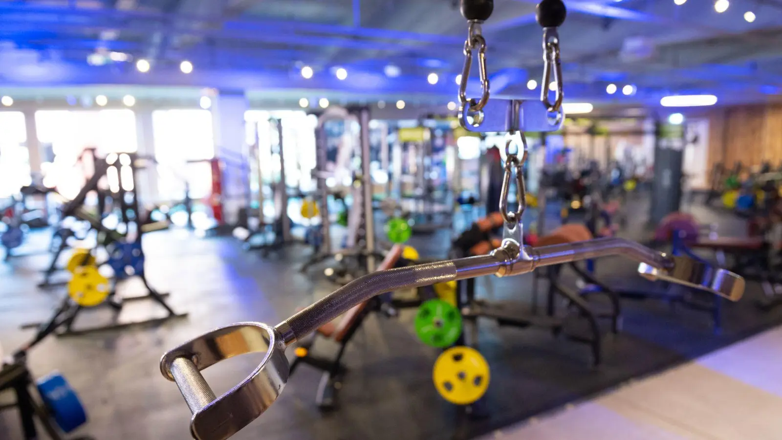 Viele nehmen sich zu viel vor. Fitnessstudios leeren sich zur Mitte des Jahres meist wieder. (Foto: Jonas Walzberg/dpa/dpa-tmn)