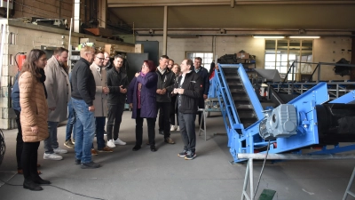 Landrat Dr. Christian von Dobschütz, seine Stellvertreter sowie Abteilungsleiter aus dem Landratsamt schauten im Rahmen eines Besuchs der Gemeinde Simmershofen auch bei der Firma WIRA in Auernhofen vorbei. Wolfgang Rabenstein (Dritter von links) führte durch den Betrieb, der Förderbänder herstellt. (Foto: Ute Niephaus )