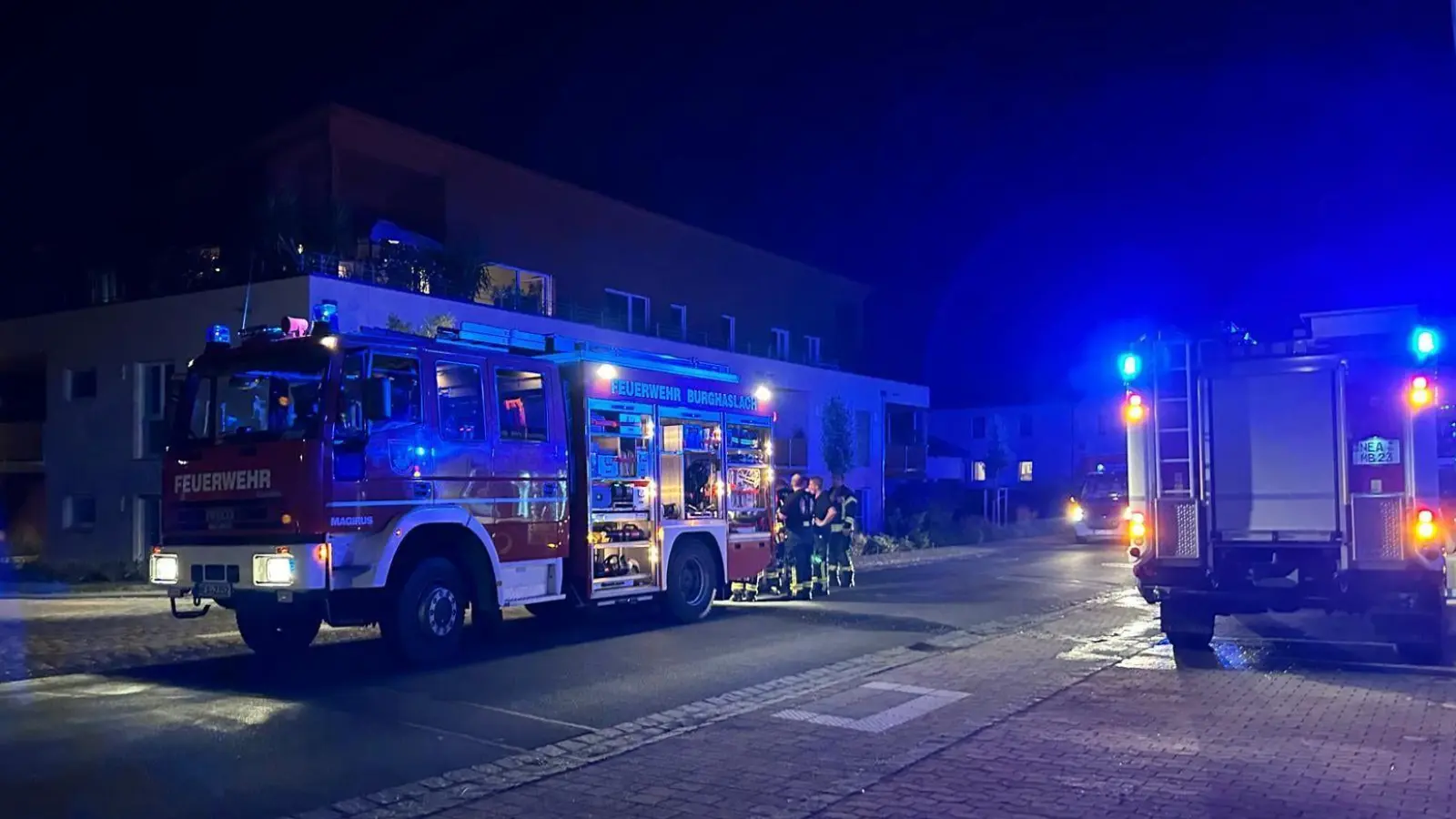 Die Burghaslacher Feuerwehr rückte am Freitagabend in die Nürnberger Straße aus. Dort war ein Wohnungsbrand gemeldet. (Foto: Feuerwehr Burghaslach)