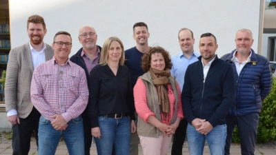 Neun „Neue“ für den Marktgemeinderat Dietenhofen: Vereidigt wurden (von links) Christoph Büchler (SPD), Johannes Ammon (WGO), Hans Kuhr (PWG), Birgit Hummel (WGO), Sebastian Feistkorn (CSU/FB), Monika Weinländer (CSU/FB), Daniel Schuh (PWG), Matthias Scheiderer (CSU/FB) und Jürgen Scheiderer (CSU/FB). (Foto: Yvonne Neckermann)