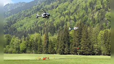 An die zehn Helikopter helfen beim Löschen aus der Luft.   (Foto: Matthias Brüning/dpa)