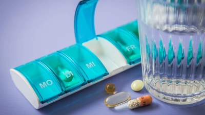 Manche Menschen tun sich schwer beim Schlucken von Tabletten: Ein paar Tricks können helfen und das Einnehmen deutlich erleichtern. (Foto: Christin Klose/dpa-tmn)