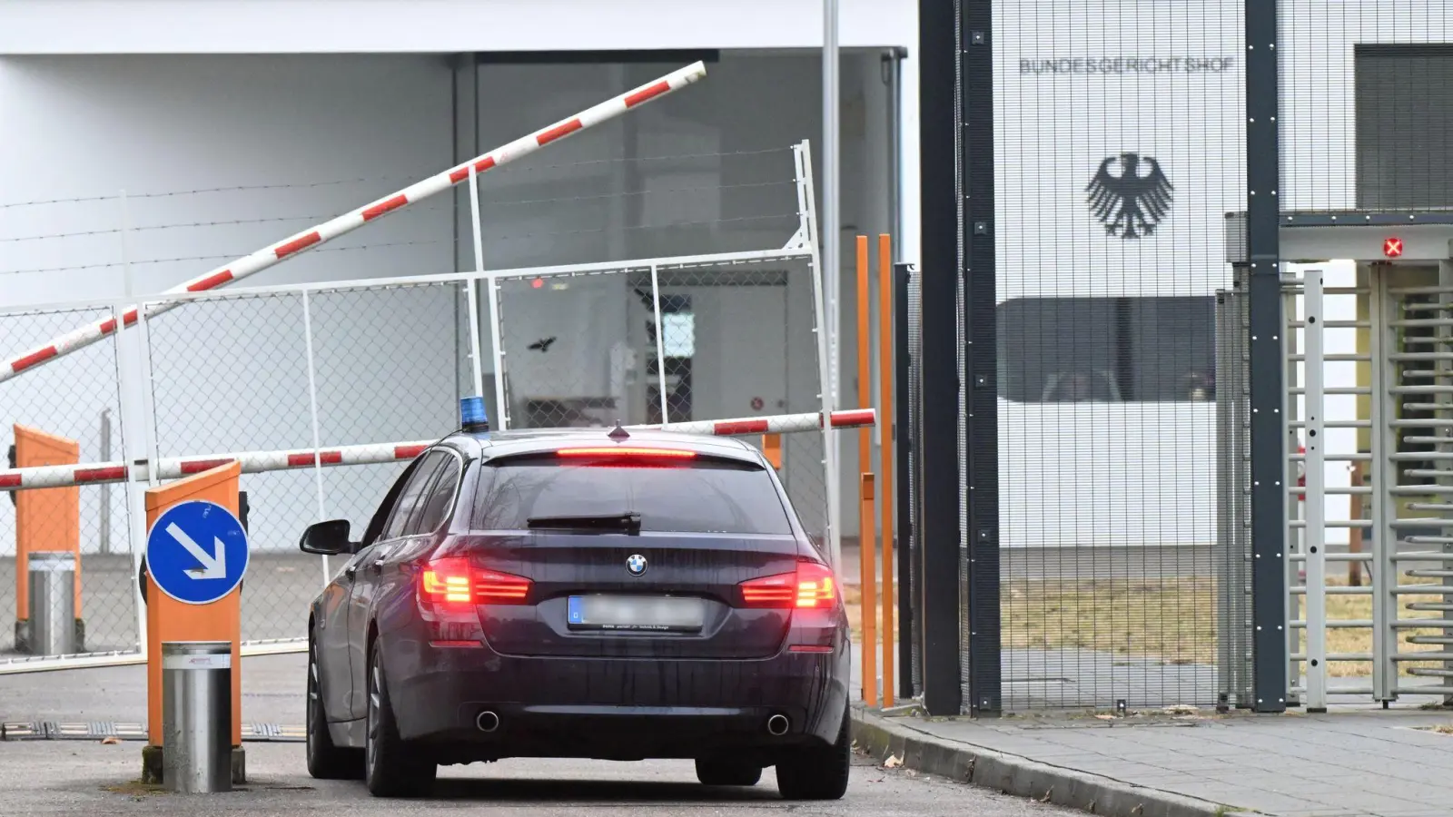 Die Bundesanwaltschaft ließ die Beschuldigten zum Bundesgerichtshof nach Karlsruhe bringen.  (Foto: Uli Deck/dpa)