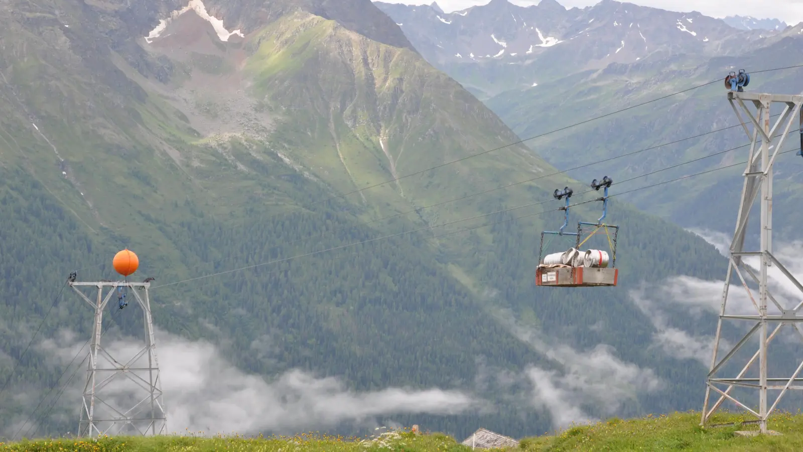 Doch wie kommt das Bier auf den Berg? Mit der Materialseilbahn, über die die Hütte mit allen wichtigen Dingen versorgt wird. Für schwere Ladungen ist aber ein Hubschrauber nötig. (Foto: Jonas Volland)