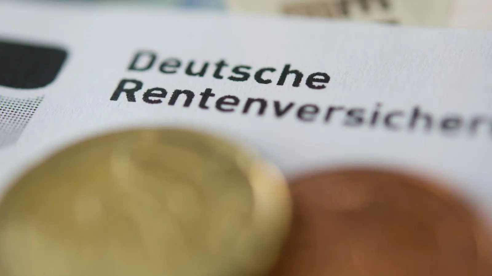 Einer Umfrage zufolg hält eine klare Mehrheit die deutsche Rente langfristig nicht für sicher. (Foto: Marijan Murat/dpa)