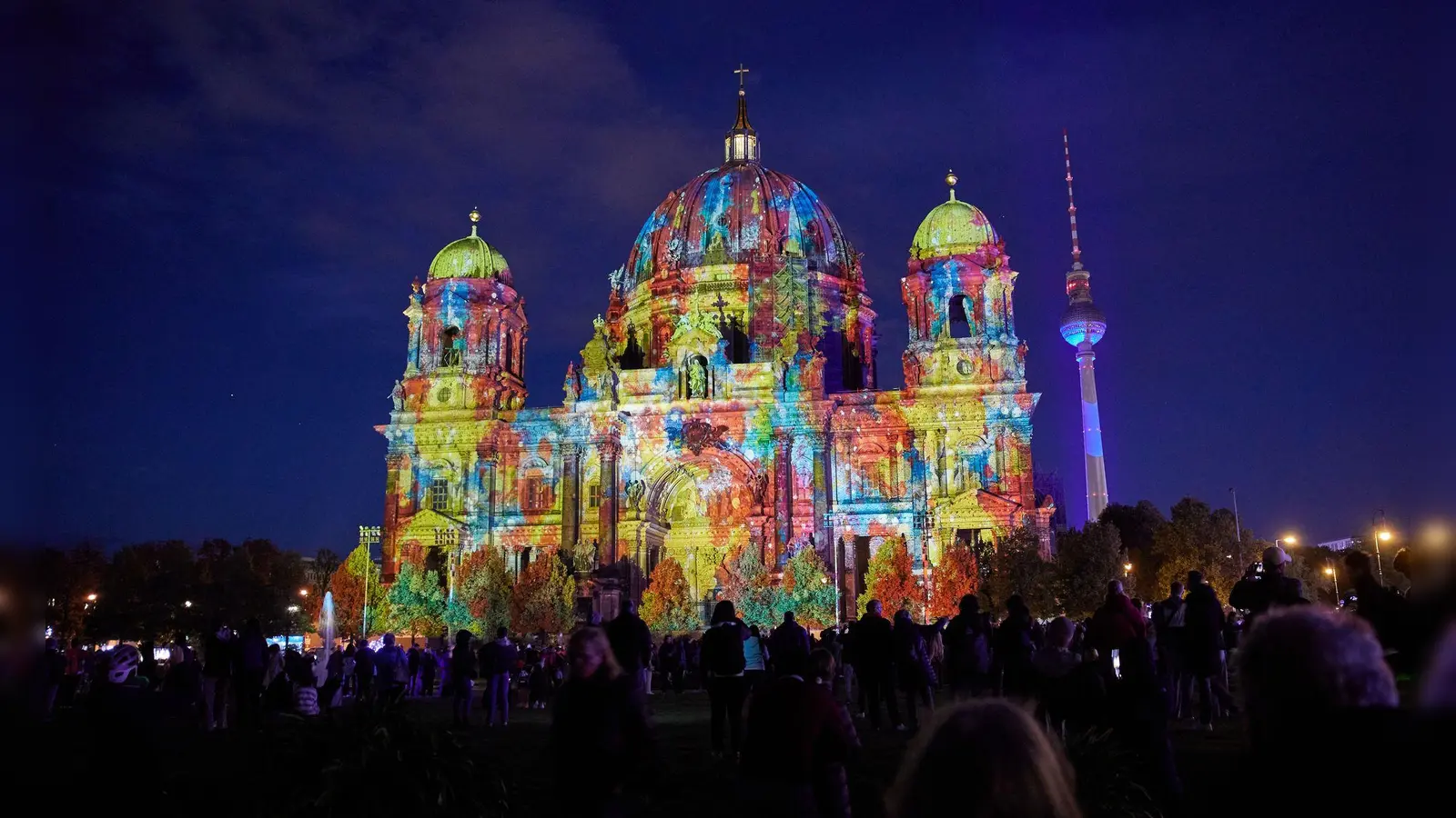 Der Berliner Dom und der Fernsehturm werden beim „Festival of Lights“ bunt angestrahlt. (Foto: Joerg Carstensen/dpa)