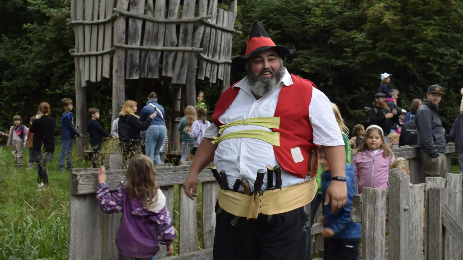 Immer von Kindern umlagert: Der Räuber Hotzenplotz, dargestellt von Jens Edelhäuser.  (Foto: Christina Özbek)