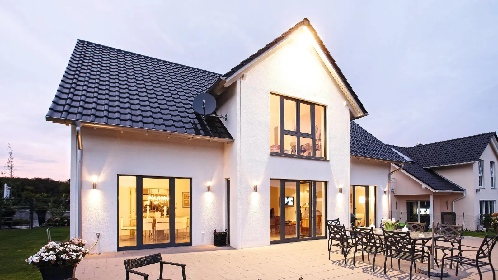 Frischer Look fürs Zuhause: Ein neuer Anstrich verschönert nicht nur das Eigenheim, sondern schützt mit den richtigen Materialien auch vor Algen, Schimmel und Co. (Foto: DJD/GUSSEK Haus/SCHÖNER WOHNEN-Farbe)