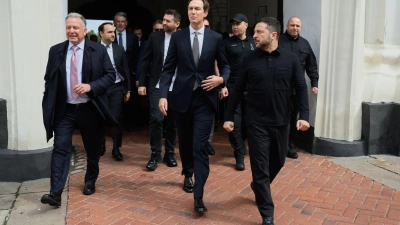 Erstmals sind die US-Unterhändler Witkoff und Kushner in Kiew. (Foto: Uncredited/Ukrainian Presidential Press Office via AP/dpa)