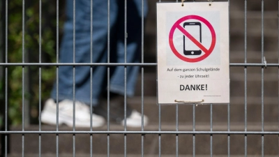  Grundsätzlich ist der Umgang mit Mobiltelefonen in Schulen Sache der Länder. (Symbolbild) (Foto: Marijan Murat/dpa)