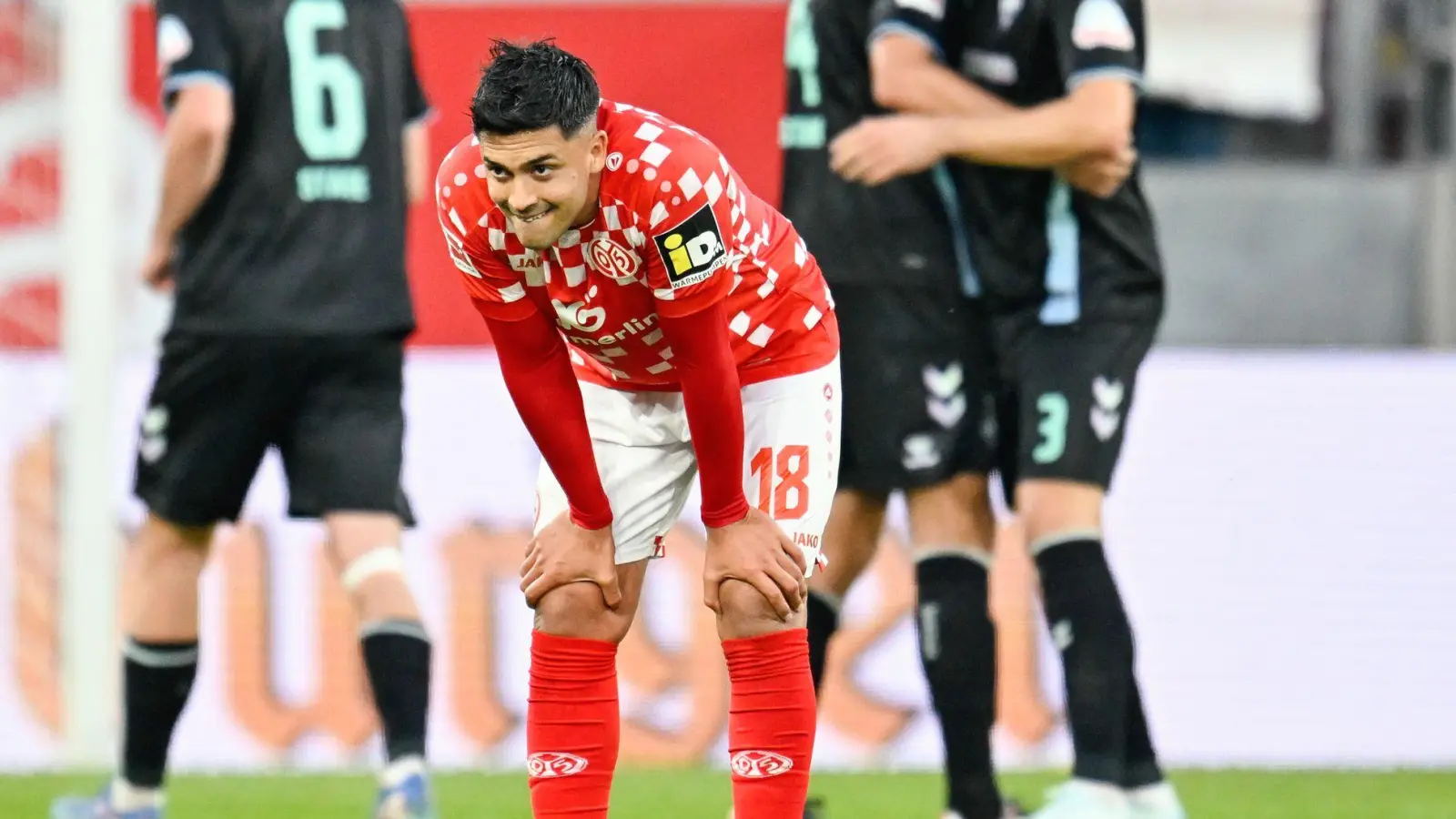 Der Einsatz von Nadiem Amiri für das Pokalspiel gegen die Bayern ist fraglich. (Foto: Uwe Anspach/dpa)