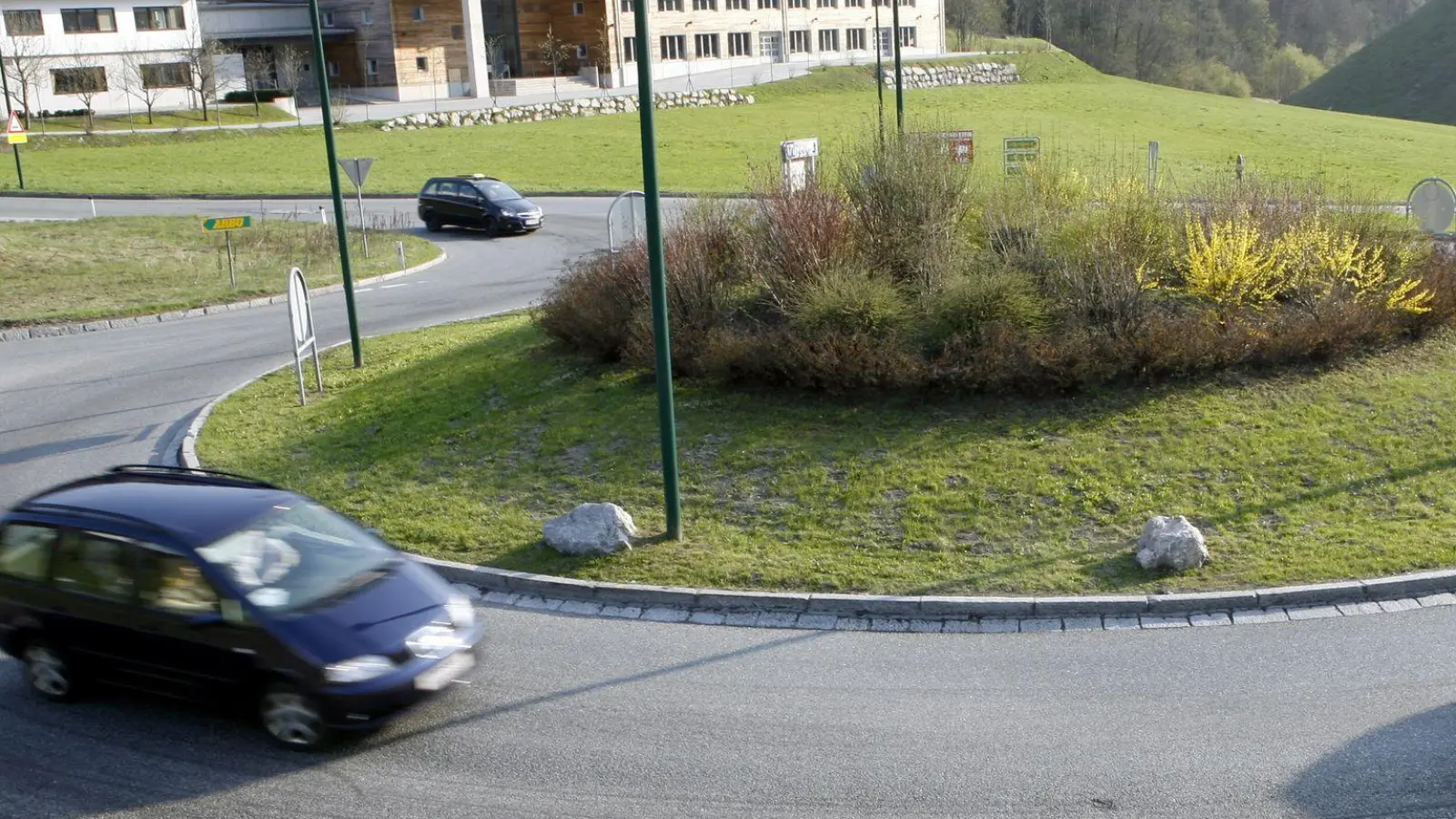 Die Vorfahrtsregeln für Kreisverkehre in  Österreich sind im Gegensatz zu Deutschland nicht einheitlich. Ein aufmerksamer Blick auf die Verkehrszeichen ist hier also besonders wichtig. (Foto: Andreas Gebert/dpa/dpa-tmn)