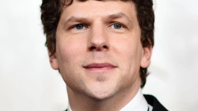 Der US-Schauspieler Jesse Eisenberg ist als Ehrengast zu den internationalen Filmfestspielen in Karlovy Vary (Karlsbad) eingeladen. (Archivbild) (Foto: Richard Shotwell/Invision/dpa)