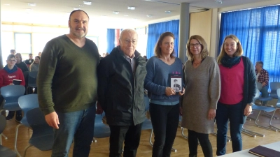 Vor der Lesung: Autorin Katja Hildebrand (Mitte) mit Rektor Jochen Reuter, Kreisheimatpfleger Frieder Held (von links) und den beiden Lehrerinnen Evelyn Volk und Michaela Pester (rechts), die die Veranstaltung organisiert hatten. (Foto: Albert Schülein)