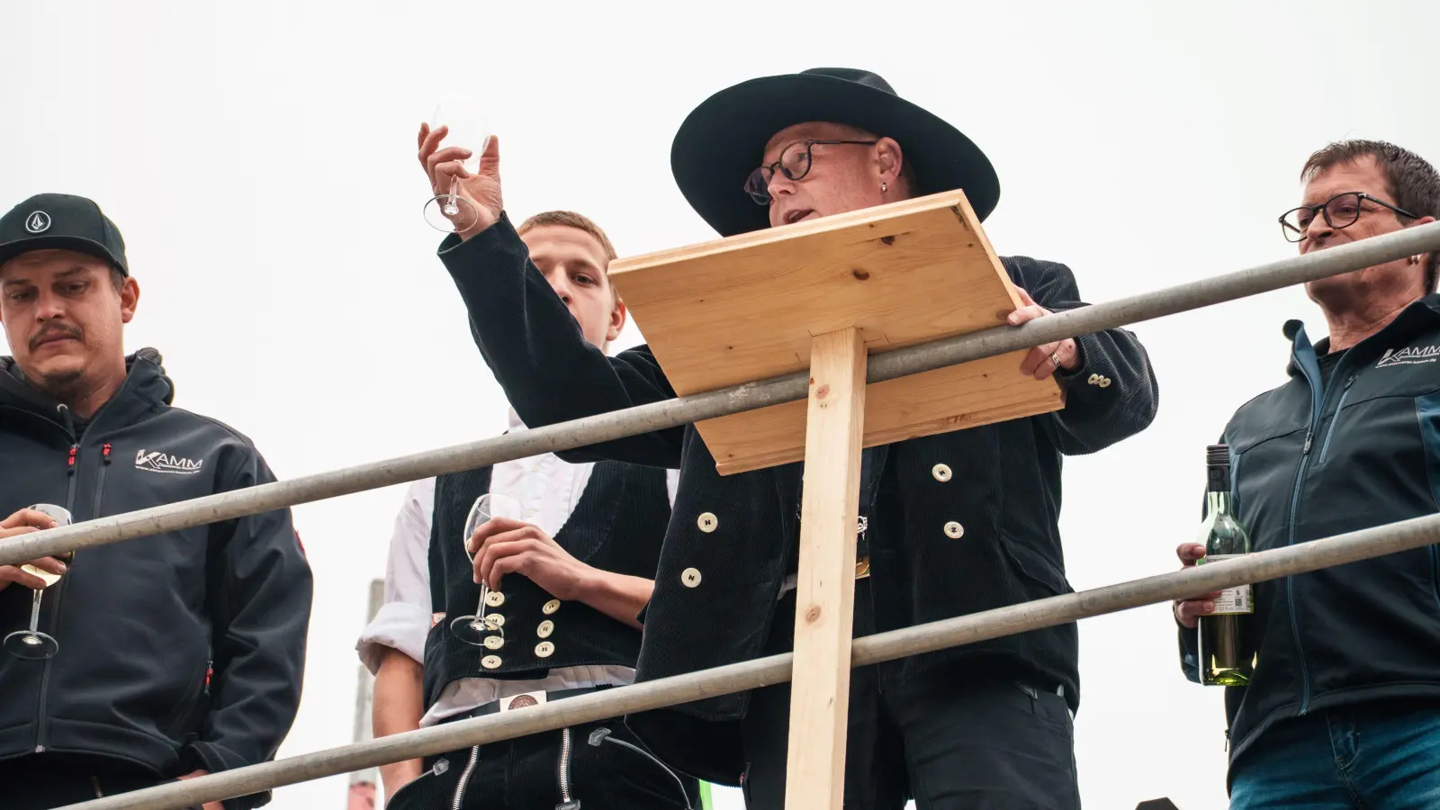 Zimmerermeister Werner Kamm (2. von rechts) beim Richtfest für den Sonnenhof. Im März soll das Gebäude fertig sein (Foto: Sonnenhof Resort Dinkelsbühl GmbH)