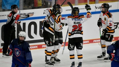 Deutschlands Spielerinnen bejubeln das Führungstor  (Foto: Peter Kneffel/dpa)