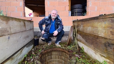 Kämpft für Schadenersatz: Hat Jürgen Wolf (hier vor seinem Brunnen) Erfolg, könnte das weitere Prozesse nach sich ziehen. (Foto: Jim Albright)