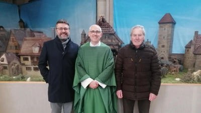 Vor der Heimatkrippe im Münster St. Georg (von links): Pfarrgemeinderatsvorsitzender Andreas Mack, Stadtpfarrer Joachim Pollithy und Ernest Forster als Chef des Krippenteams.  (Foto: Friedrich Zinnecker)