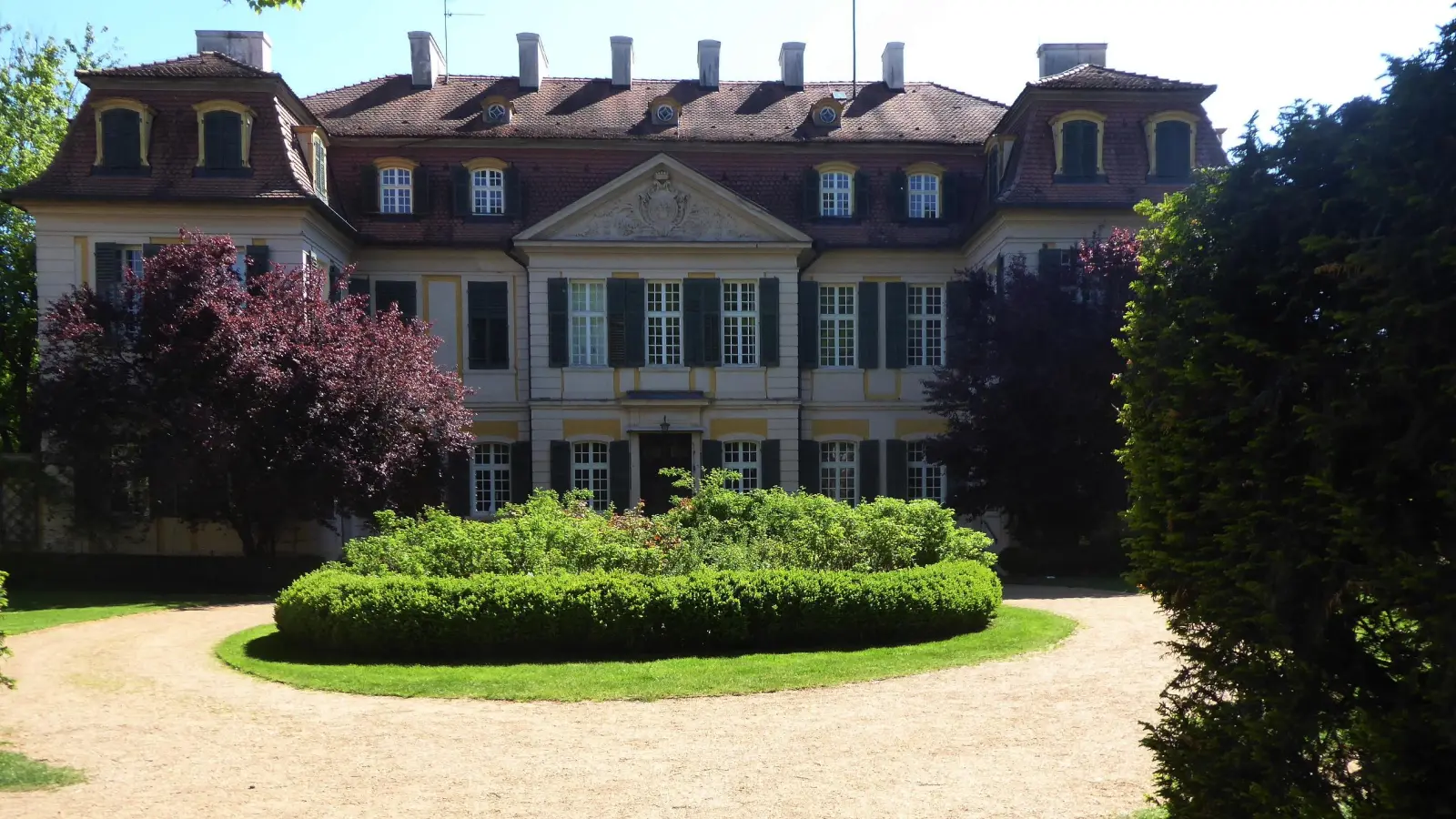 Das Rokokoschloss Dennenlohe stammt aus dem 18. Jahrhundert war schon Drehort für den Franken-Tatort. (Foto: Walter Oberhäußer)