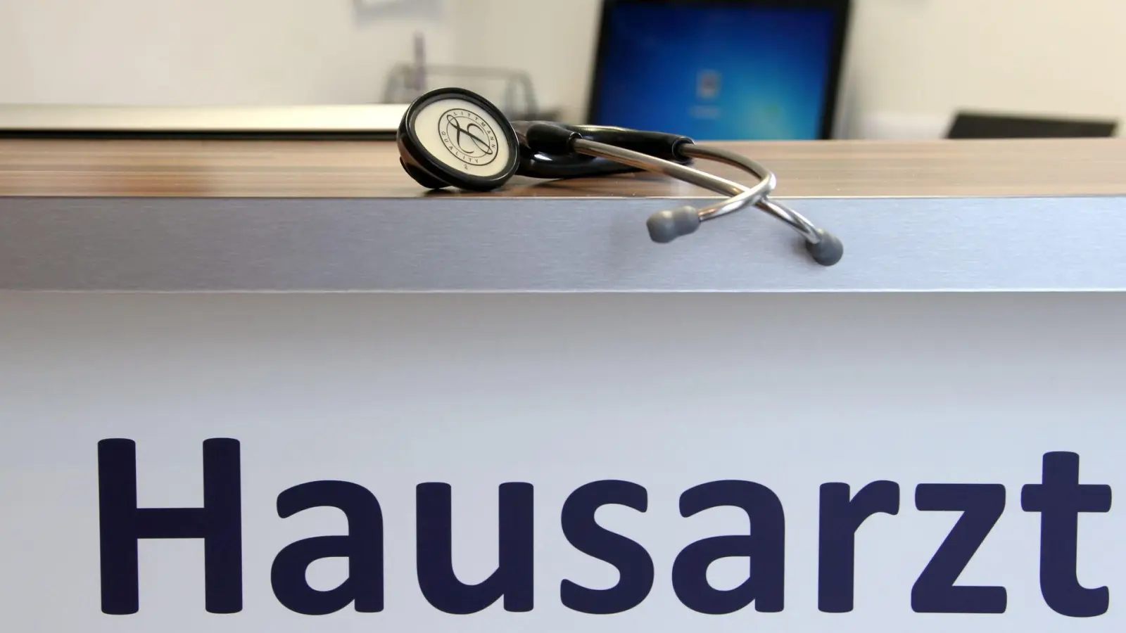 In Bayern gibt es 71 Hausärztinnen und -ärzte je 100.000 Einwohner. (Symbolbild) (Foto: Stephan Jansen/dpa)