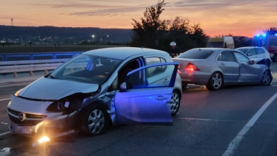 Der Fahrer des Opel hatte beim Einbiegen auf die B470 einen herannahenden Pkw übersehen. (Foto: NEWS5)