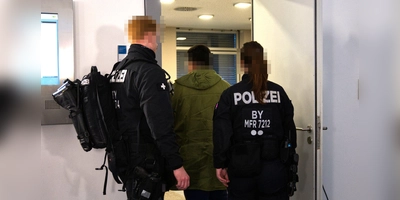 Eng begleitet von der Polizei betritt der Angeklagte den Gerichtssaal. Er hat nach Morddrohungen besonderen Schutz.  (Foto: René Chlopotowski)