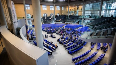 Nach dem Bundestag muss noch der Bundesrat der Finanzierung des Tickets für 2025 zustimmen. (Foto: Christoph Soeder/dpa)