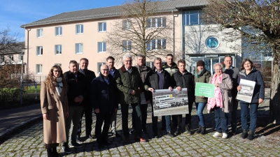 Beim Gespräch mit dem Bundestagsabgeordneten Artur Auernhammer und weiteren Mandatsträgern der CSU auf dem Hesselberg verdeutlichen Landwirte ihre Kritik am geplanten Handelsabkommen mit den Mercosur-Staaten. (Foto: Thomas Schaller)