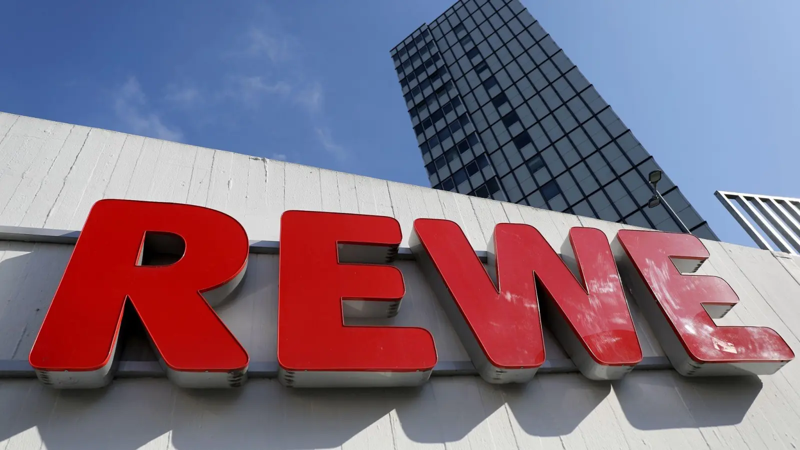 Auch Handelsriese Rewe hat 2022 die Auswirkungen der hohen Energiepreise und der Inflation zu spüren bekommen. (Foto: Oliver Berg/dpa)