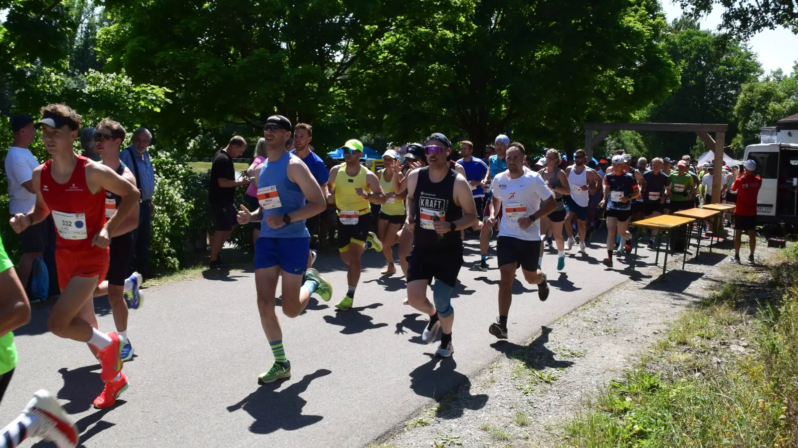 Startschuss: Links Luis Bonfig, der den Hobbylauf für sich entschied. Foto: Gerhard Krämer