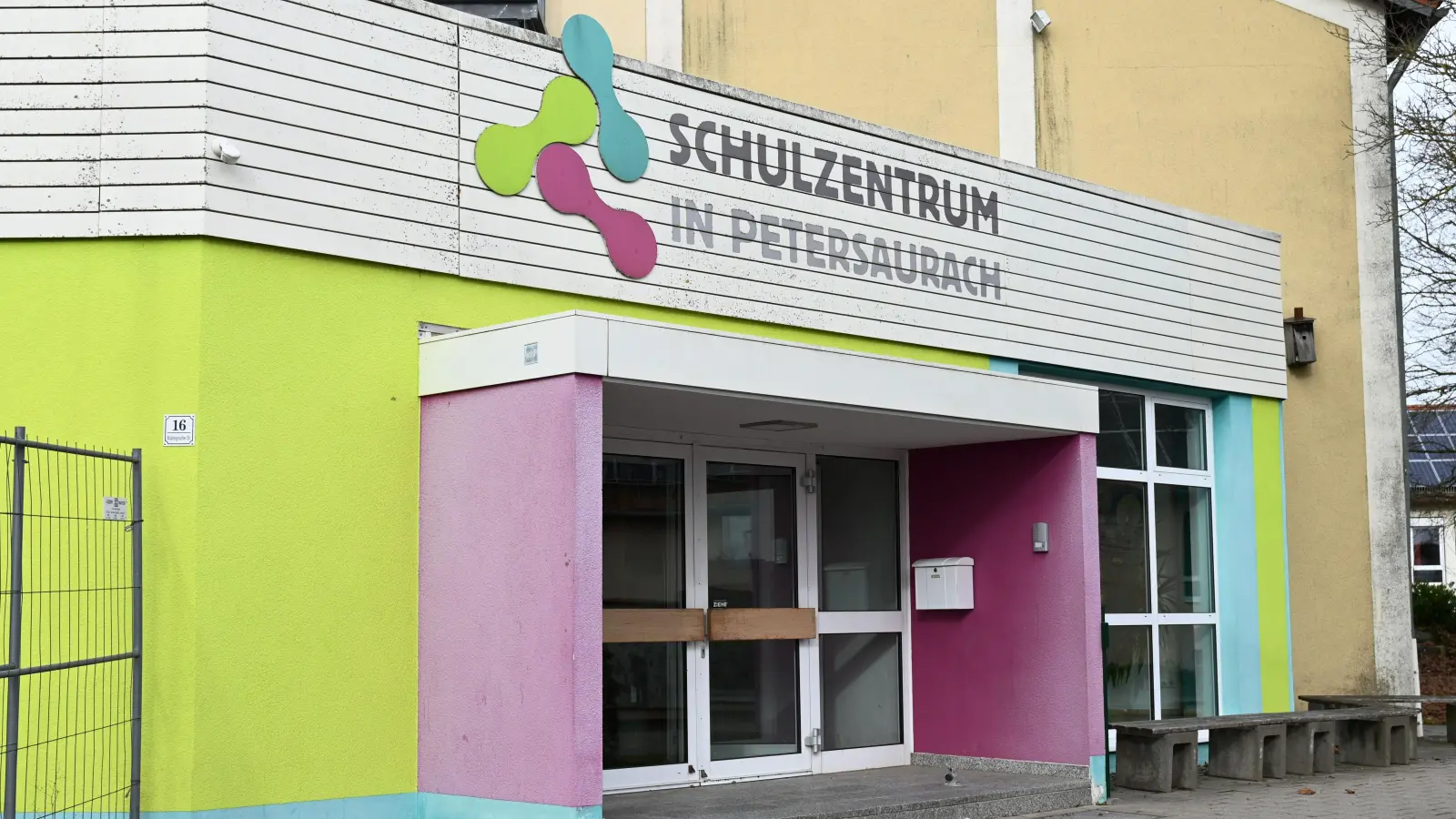 Ein großer Grundschulstandort soll in den kommenden Jahren in Petersaurach entstehen.  (Foto: Luca Paul)