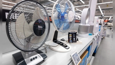 Wer einen Ventilator sucht, sollte den Geräuschpegel beachten: Besonders geräuscharme Modelle sind ideal für Schlafzimmer oder Homeoffice. (Foto: Armin Weigel/dpa)